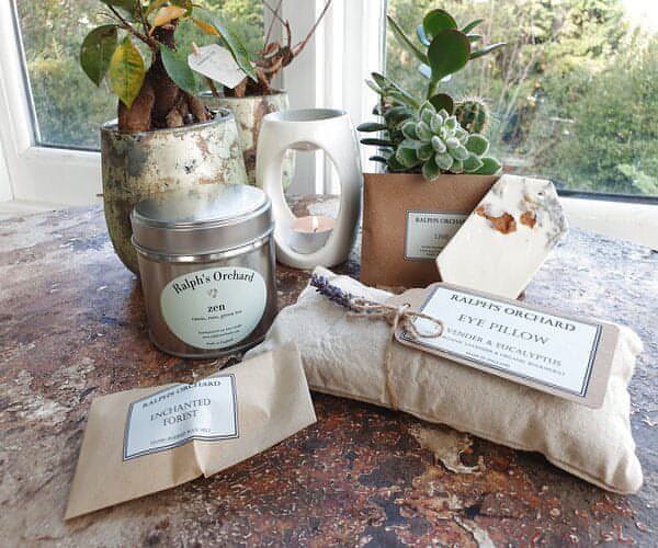 Thoughtful gift set | Natural candle | Eye Pillow | Botanical wax melts