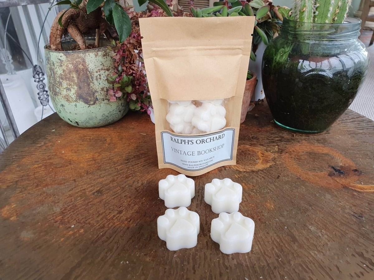 Paw-shaped wax melts, Vintage Bookshop scented soy wax WAX MELTS Ralph's Orchard 