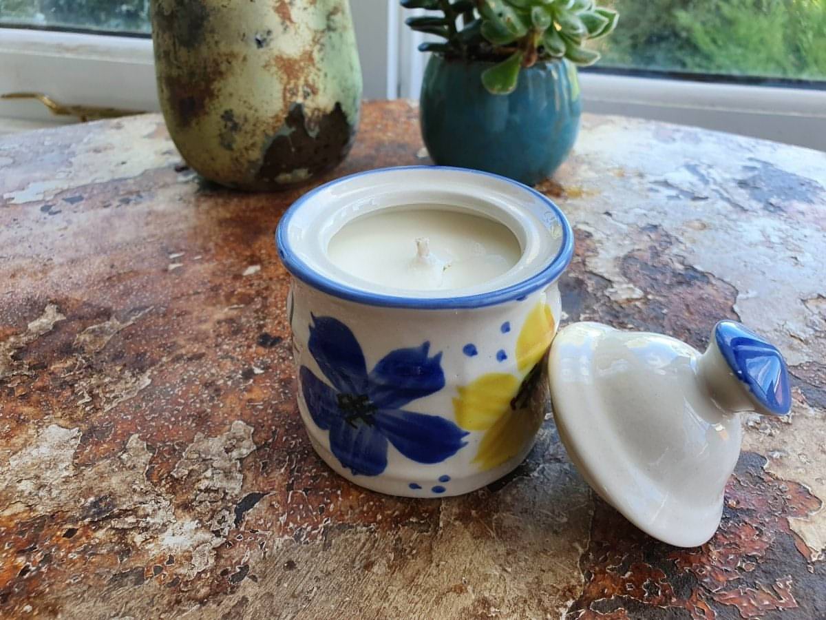 Lidded ceramic pot candle