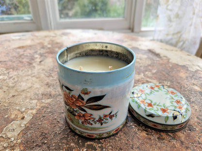 Odour eliminating candle in flowered tin
